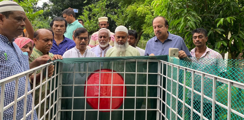 সাভারে ছাত্র-জনতার অভ্যূত্থানে শহীদ ইয়ামিনের কবর জিয়ারত করেন মাহমুদুর রহমান মান্না