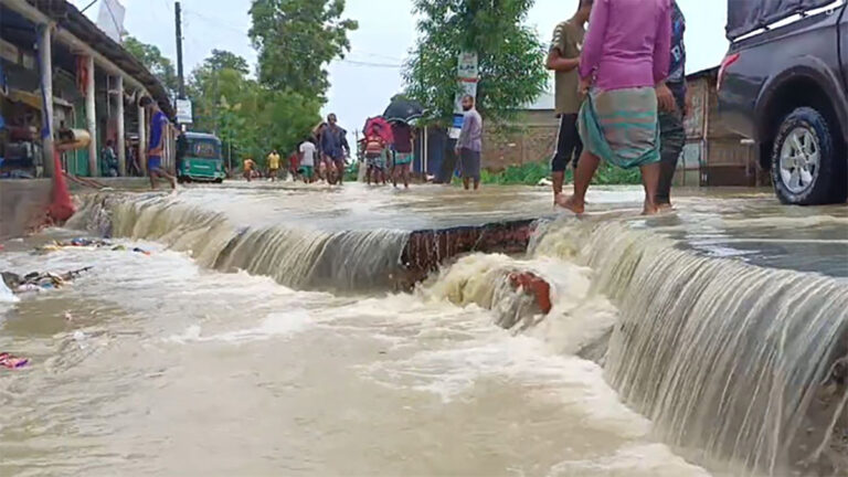 ভয়াবহ বন্যার পানিতে ভাসছে ১২ জেলা, নিহত ৮